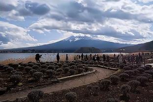 ?没秘密了？国足新换场地无法完全封闭，多人围观偷看国足训练